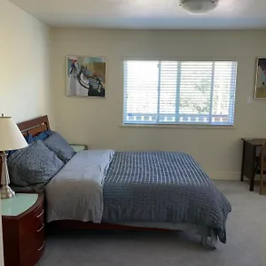 Spacious And Bright Queen Bed With Private Bathroom , Richmond Canada